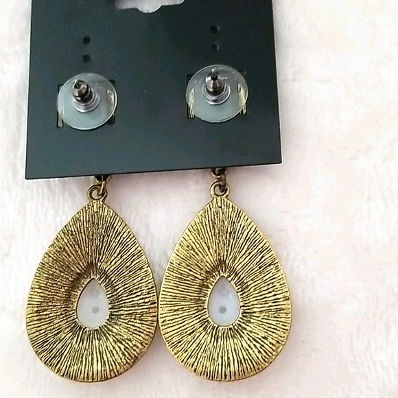 Woman's Fashion Earrings - Picture 3 of 4